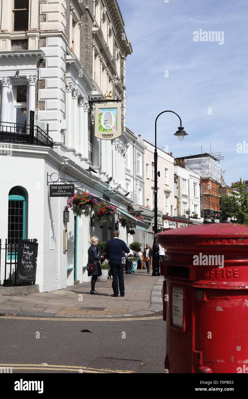 La Queen's pub di Regent's Park Road con un Royal Mail postbox in primo piano. Primrose Hill, London NW1 Foto Stock