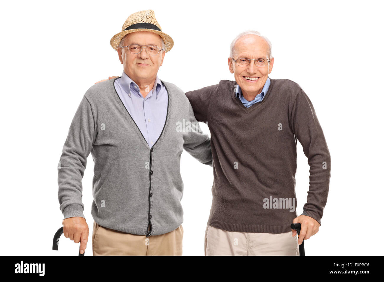 Due vecchi amici che pongono insieme isolato su sfondo bianco Foto Stock