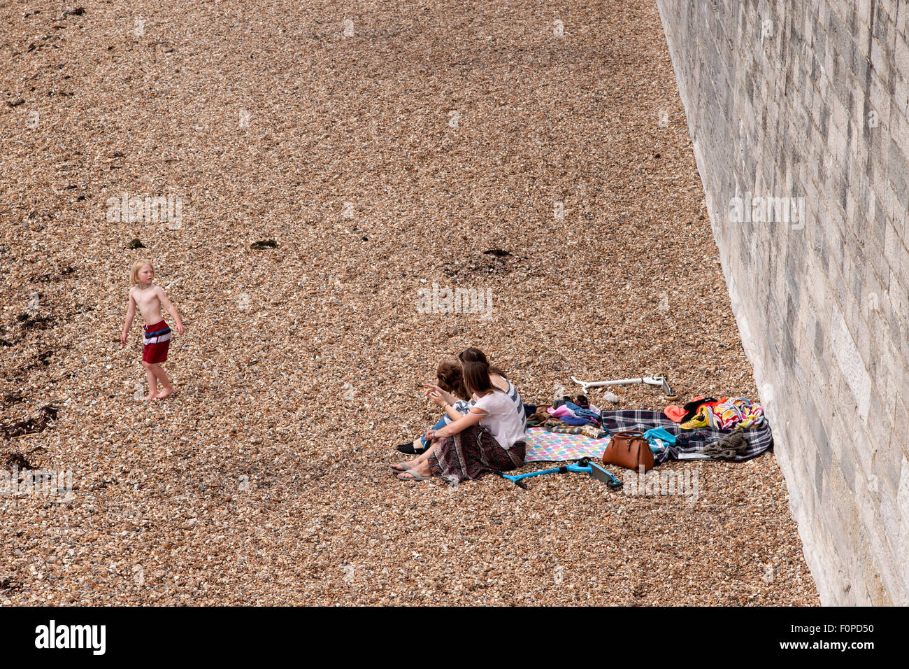 I giovani godono di un giorno su una spiaggia deserta a pareti calde old Portsmouth Inghilterra Regno Unito Foto Stock