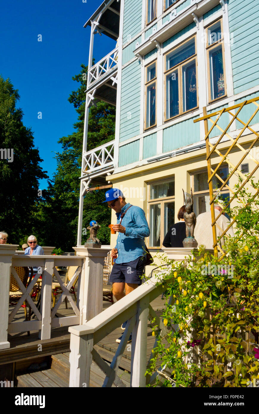 Estate cafe terrazza, Sininen Huvila, Villa Blu, affacciato sulla baia di Töölönlahti, Linnunlaulu distretto, centro di Helsinki, finlan Foto Stock