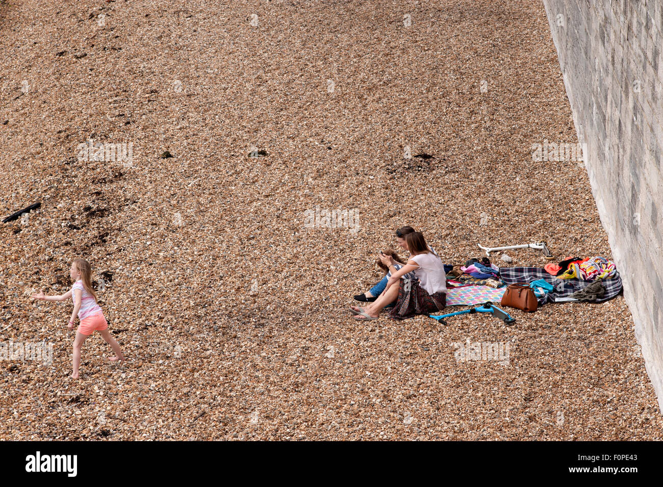 I giovani godono di un giorno su una spiaggia deserta a pareti calde old Portsmouth Inghilterra Regno Unito Foto Stock