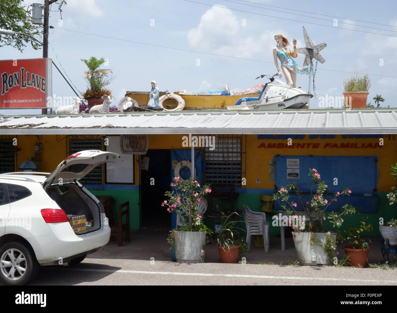 Jet ski e il manichino e la scena della natività su un bar roof Puerto Rico Foto Stock