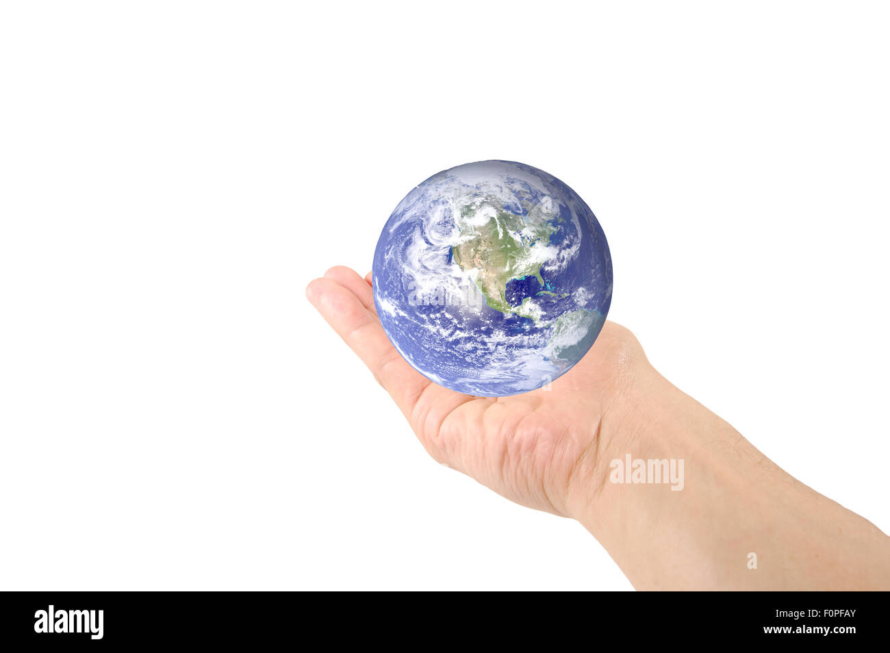 Mano che regge il pianeta terra isolato su bianco Foto Stock