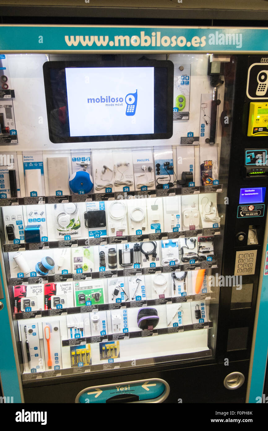 Accessori per telefonia mobile in questo chiosco distributrici in metropolitana dalla stazione ferroviaria di barcellona,cataluña,Spagna. Foto Stock