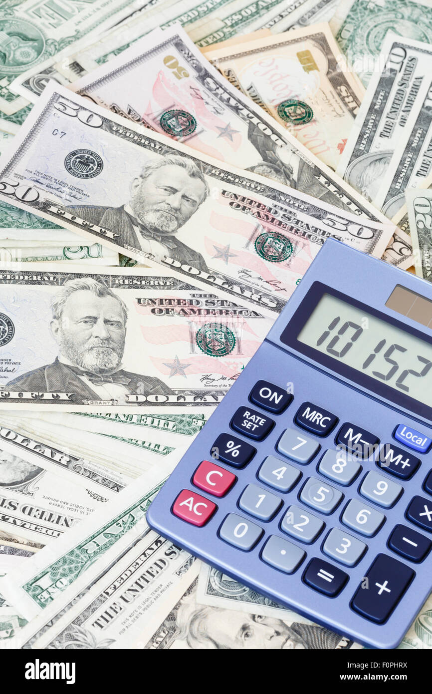 Calcolatrice blu e il dollaro americano sullo sfondo di valuta Foto Stock