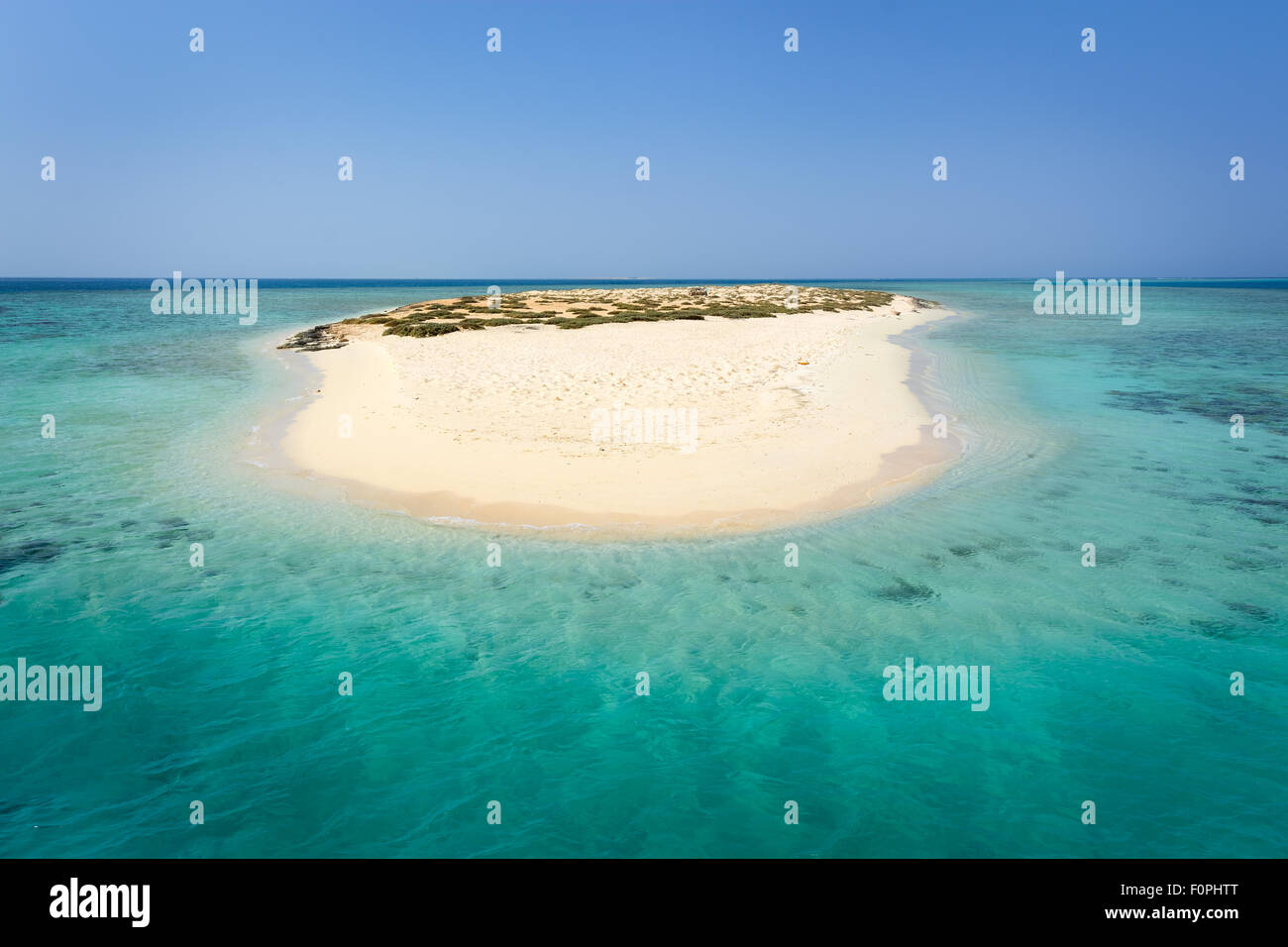 Nella foto un atollo con fine sabbia bianca e mare turchese e circondato dal verde situato nel Mar Rosso in Egitto, Foto Stock