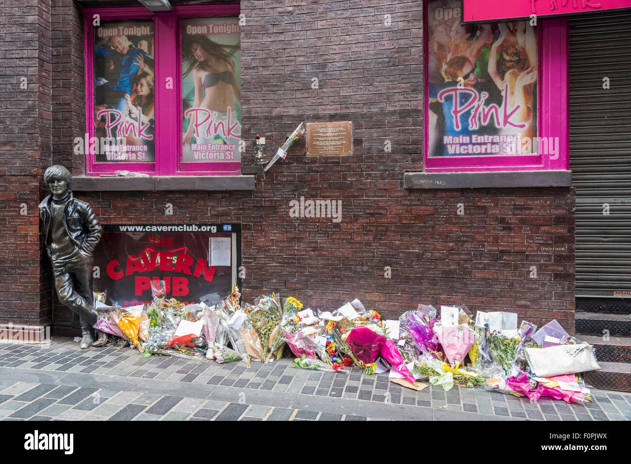 Liverpool, Regno Unito, 18 Agosto, 2015. Cilla Black omaggio floreale, Mathew Street, Liverpool, davanti al suo funerale xviii Agosto 2015 Credit: Darren Turner/Alamy Live News Foto Stock