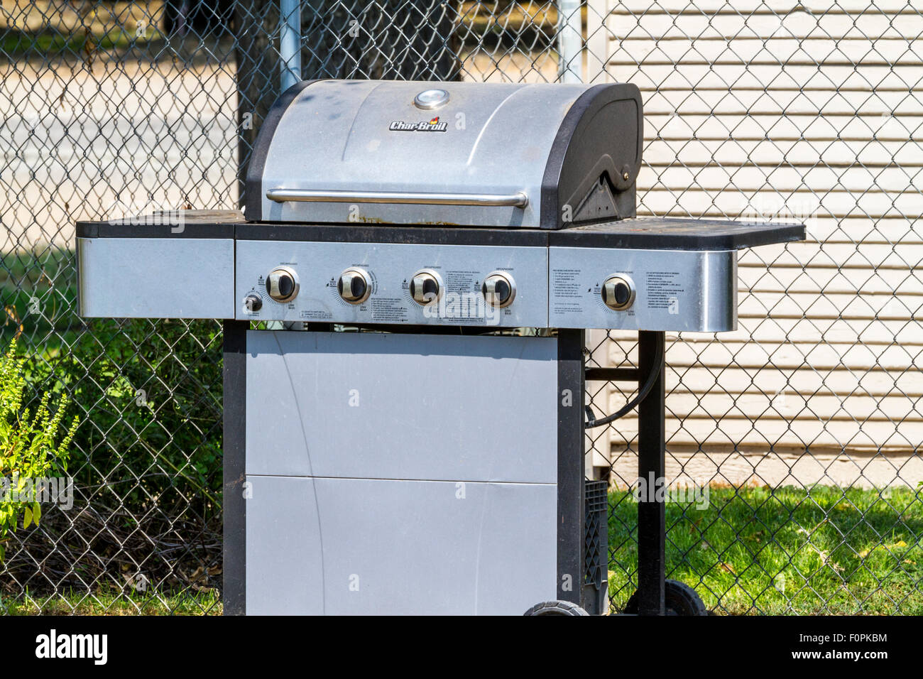 Un Char cuocere marca grill a gas in un giardino della California Foto Stock