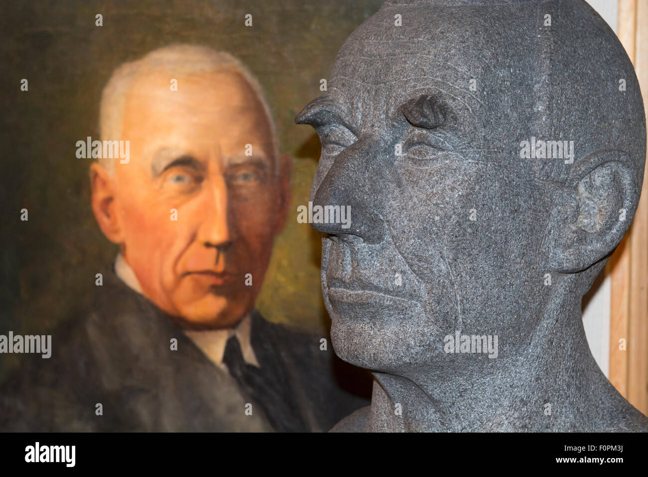 Norvegia Tromso. Museo polare. Busto di Roald Amundsen (1872-1928) celebre esploratore polare nella parte anteriore della pittura ad olio della stessa expl Foto Stock