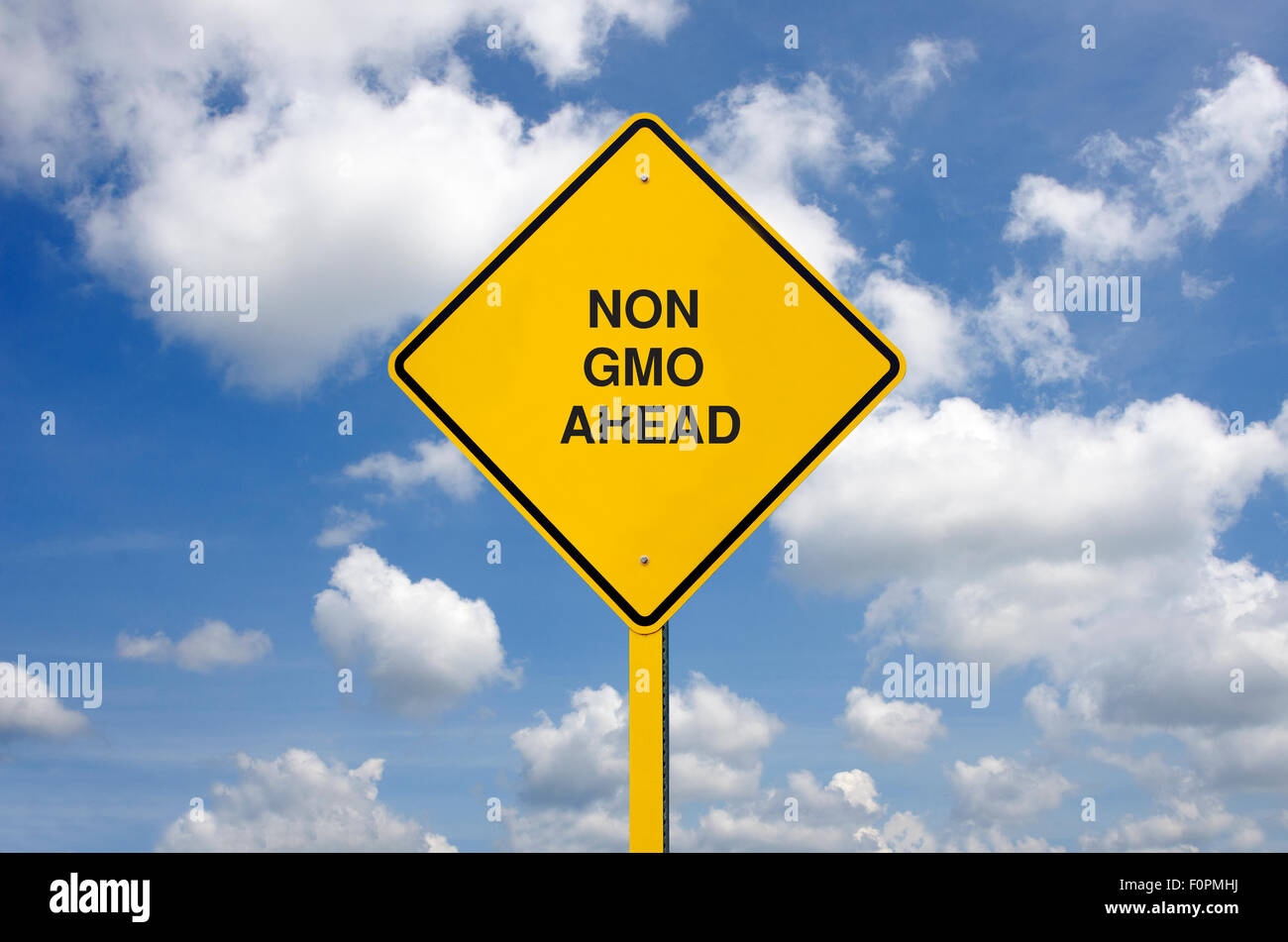 Alimenti geneticamente modificati cartello stradale nella parte anteriore di Nuvole Foto Stock