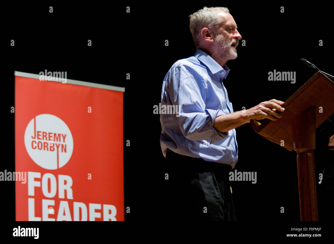 Middlesbrough, Regno Unito. 18 Agosto, 2015. Jeremy Corbyn parlando in un rally come egli le campagne intorno al paese in corsa per la leadership laburista elezione. Middlesbrough Town Hall, Middlesbrough, Regno Unito, martedì 18 agosto 2015 Credit: Nicholas Wesson/Alamy Live News Foto Stock