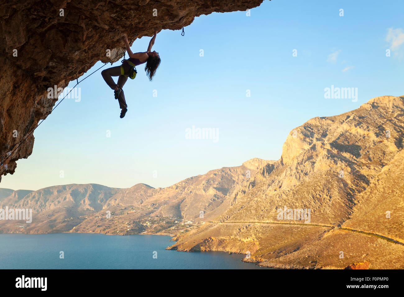 Female Rock scalatore sulla rupe a strapiombo, Kalymnos Island, Grecia Foto Stock