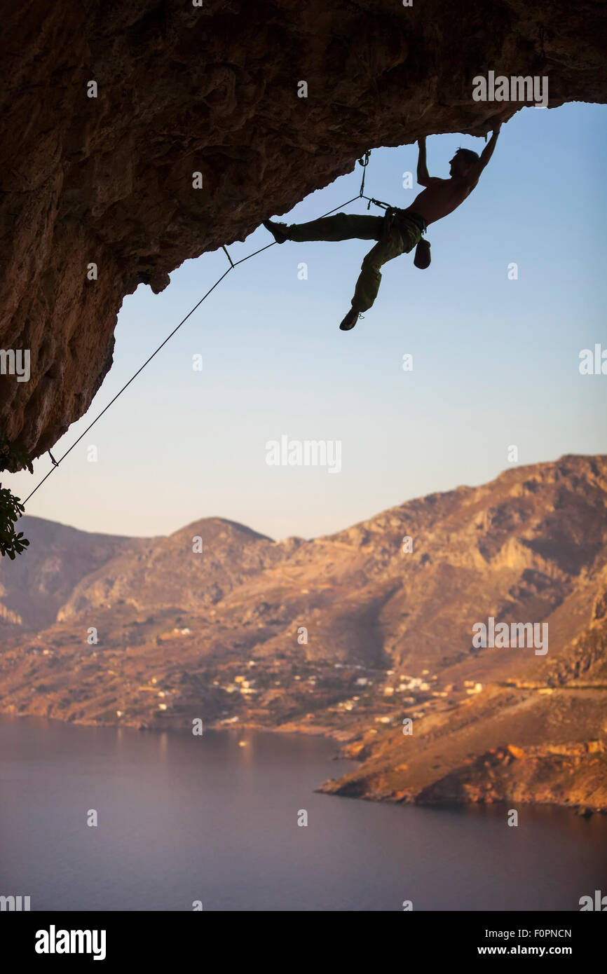 Maschio di rocciatore sulla rupe a strapiombo, Kalymnos Island, Grecia Foto Stock