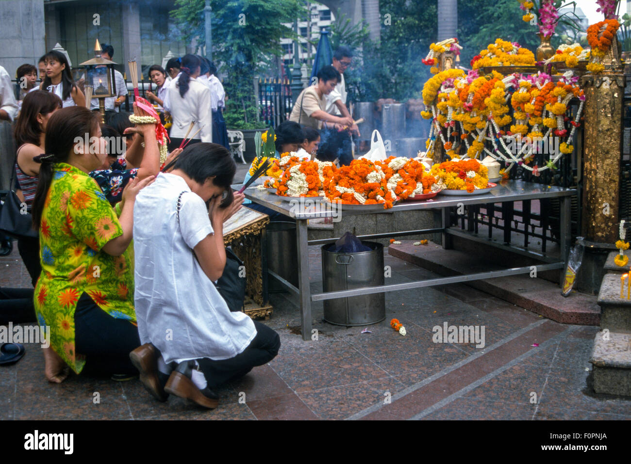 Fedeli al Santuario di Erawan nella zona centrale di Bangkok, prima dell'agosto 2015 attentato Foto Stock