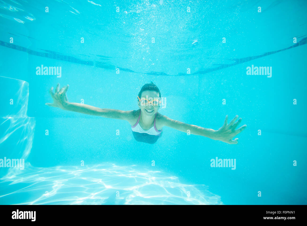Ragazza Gioiosa Nuoto Sott Acqua In Piscina Foto Stock Alamy
