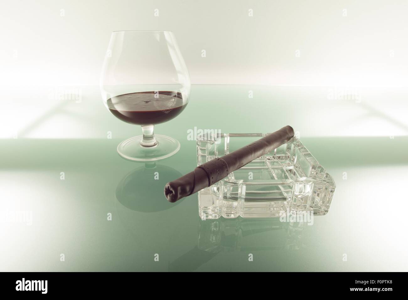 Con un bicchiere di brandy a base di cioccolato e un sigaro . Foto Stock