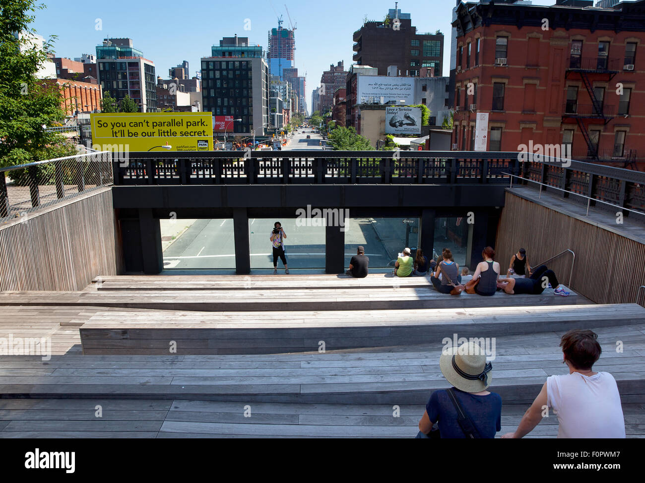 Stati Uniti d'America, nello Stato di New York, New York City, Manhattan, l'alta linea parco pubblico sulla sopraelevata in disuso il binario ferroviario. Foto Stock