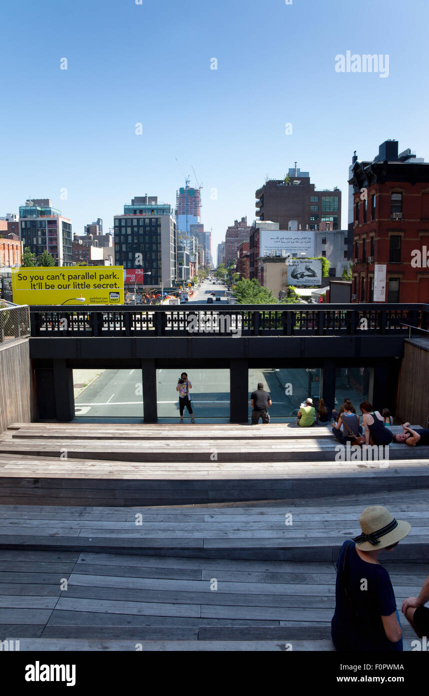 Stati Uniti d'America, nello Stato di New York, New York City, Manhattan, l'alta linea parco pubblico in disuso ferrovia sopraelevata in pista il confezionamento della carne d Foto Stock