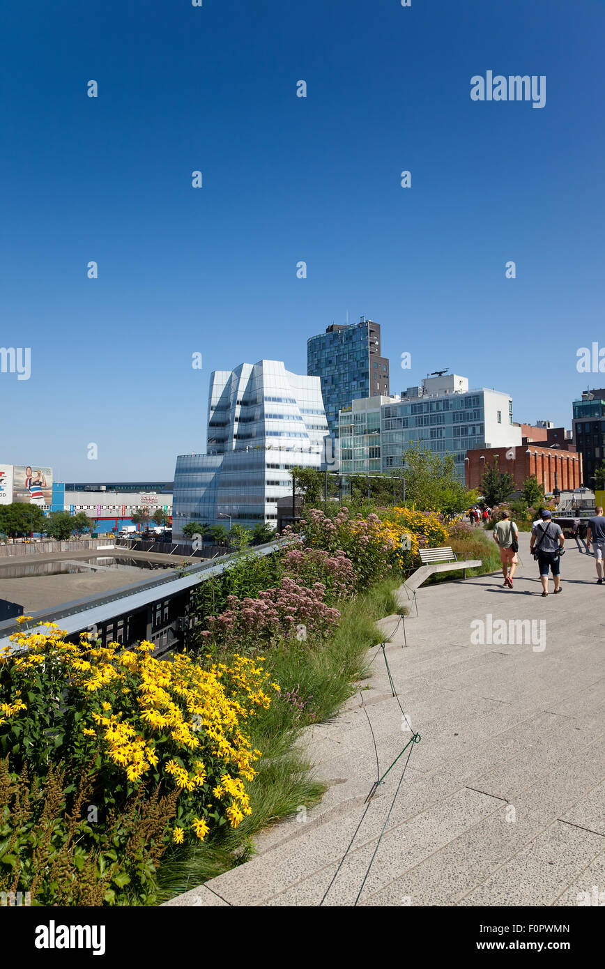 Stati Uniti d'America, nello Stato di New York, New York City, Manhattan, l'alta linea parco pubblico in disuso ferrovia sopraelevata in pista il confezionamento della carne d Foto Stock