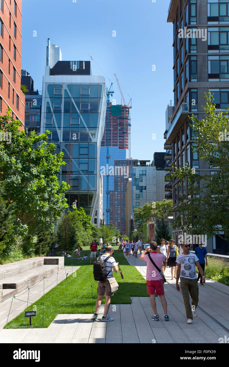 Stati Uniti d'America, nello Stato di New York, New York City, Manhattan, l'alta linea parco pubblico in disuso ferrovia sopraelevata in pista il confezionamento della carne d Foto Stock