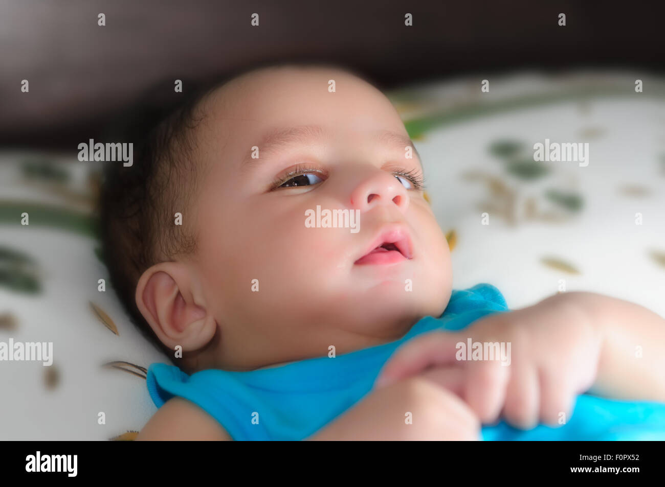 Close up ritratti di un carino, bello Bengali baby boy in atmosfere diverse con lo spazio di copia Foto Stock
