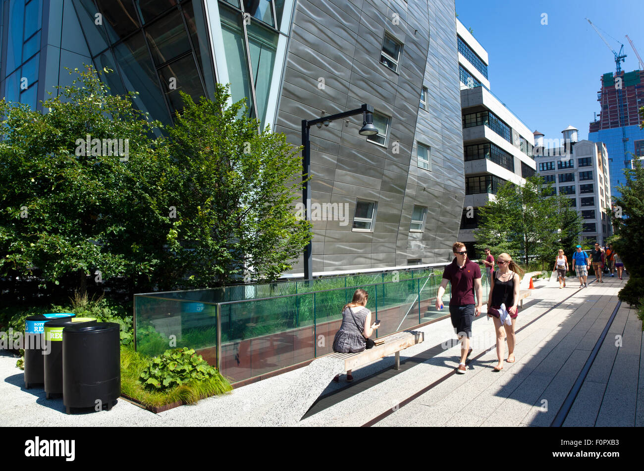 Stati Uniti d'America, nello Stato di New York, New York City, Manhattan, l'alta linea parco pubblico in disuso ferrovia sopraelevata in pista il confezionamento della carne d Foto Stock