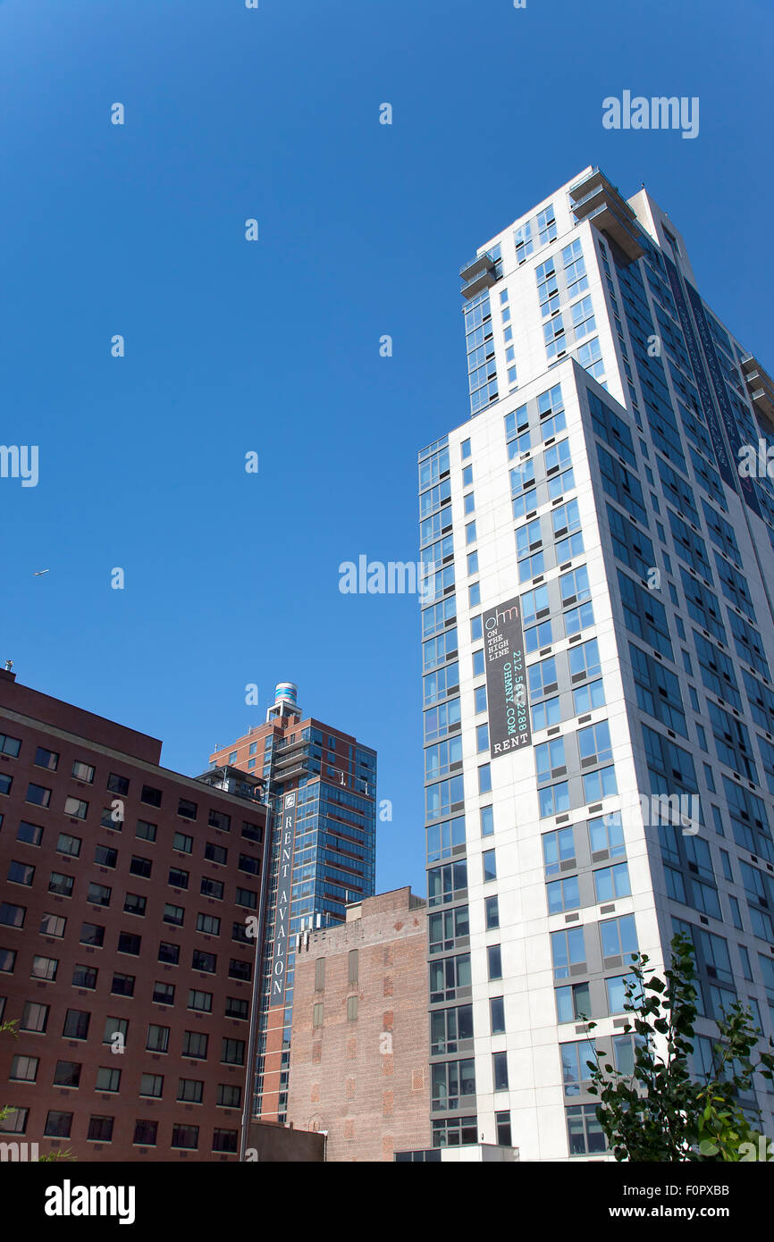 Stati Uniti d'America, nello Stato di New York, New York City, Manhattan appartamento nuovo sviluppo di blocco accanto alla linea alta parco pubblico di Chelsea. Foto Stock