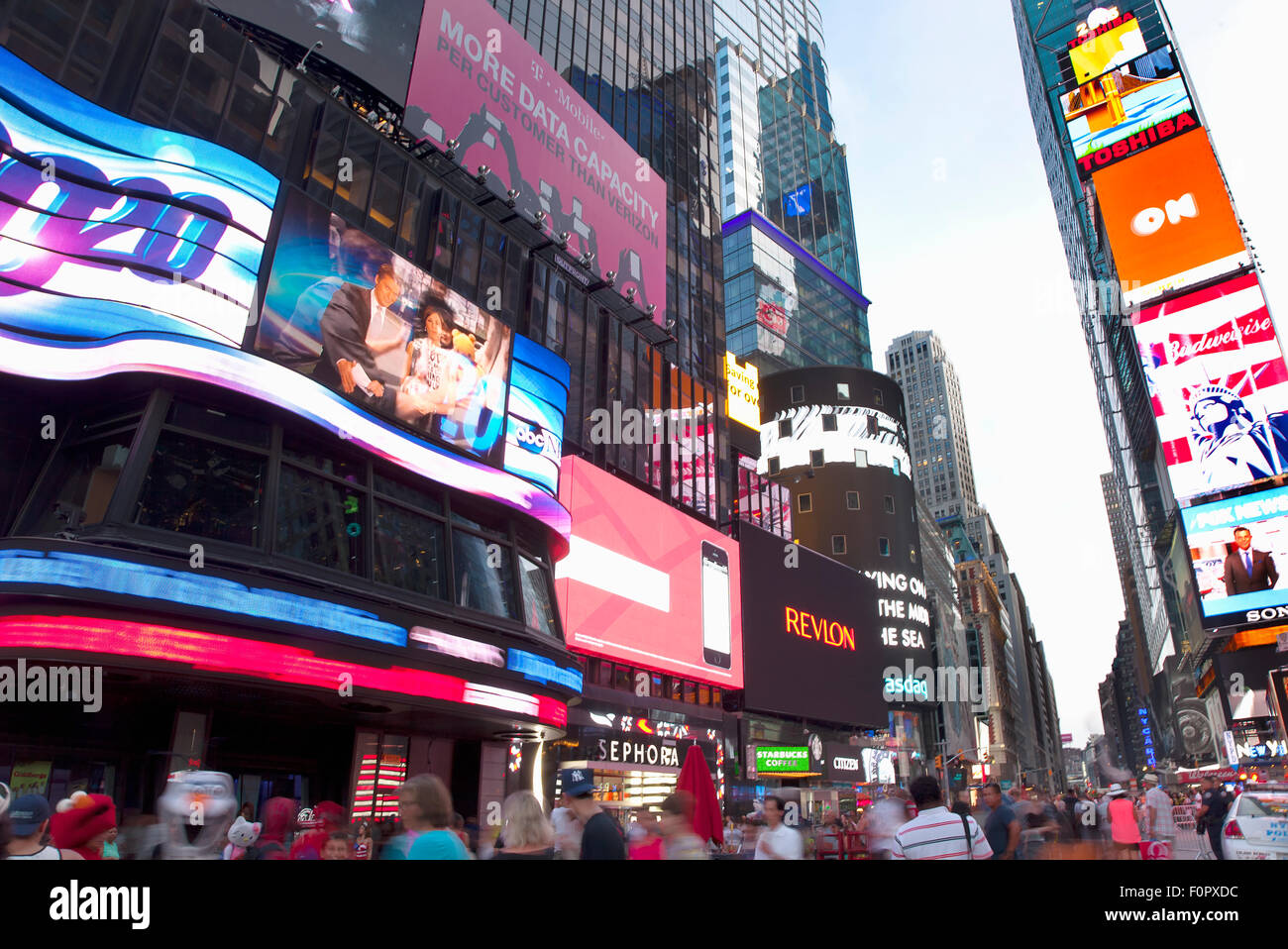 Stati Uniti d'America, nello Stato di New York, New York City, Manhattan, la folla di turisti in accesa Times Square di notte. Foto Stock