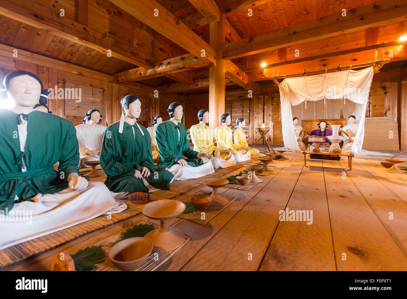 Giappone, Yoshinogari Historical Park. A nord del palazzo interno, interno dell'assembly hall con manichini seduti durante l incontro con i leader di insediamento. Foto Stock