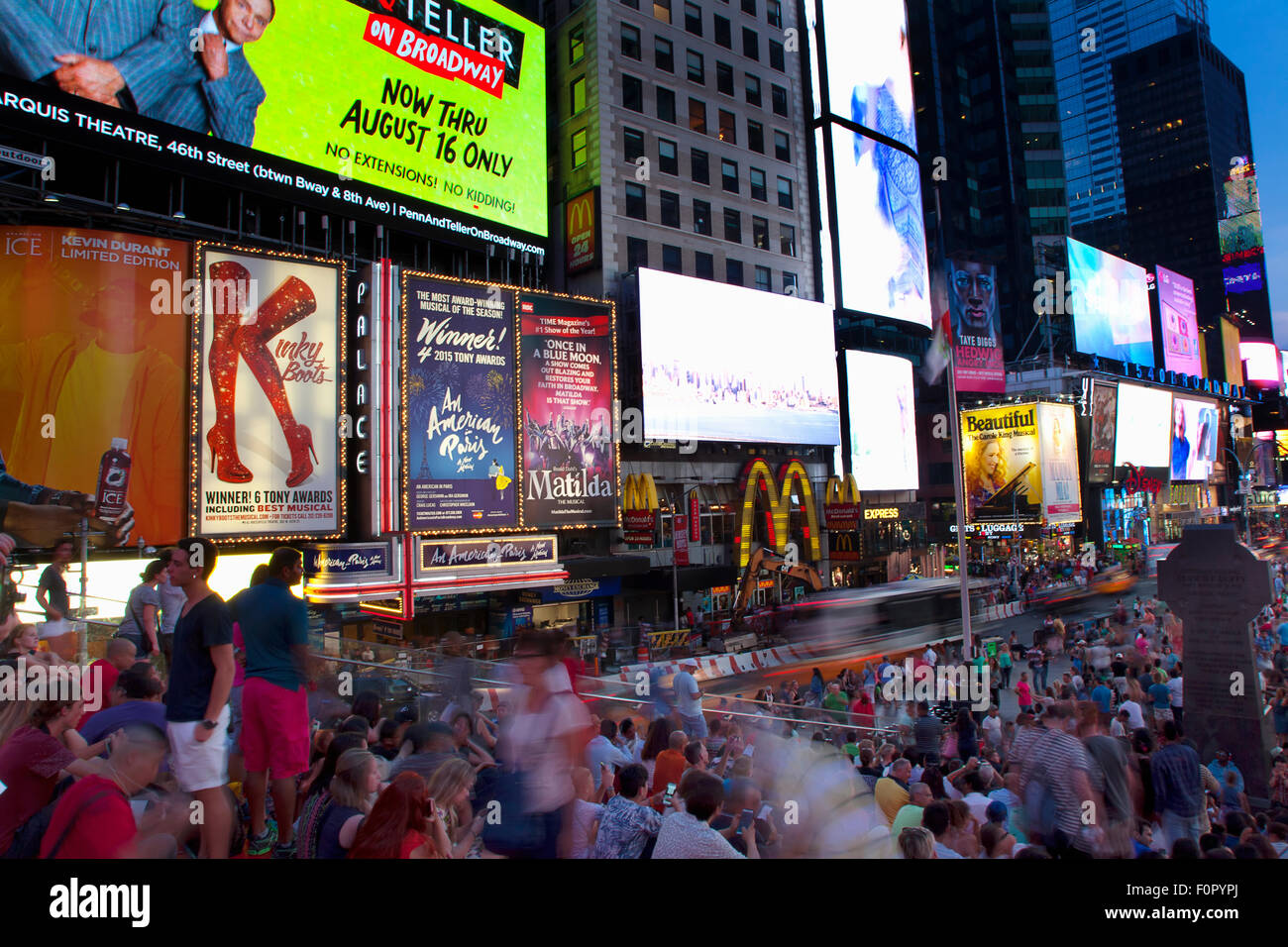 Stati Uniti d'America, nello Stato di New York, New York City, Manhattan, la folla di turisti in accesa Times Square di notte. Foto Stock