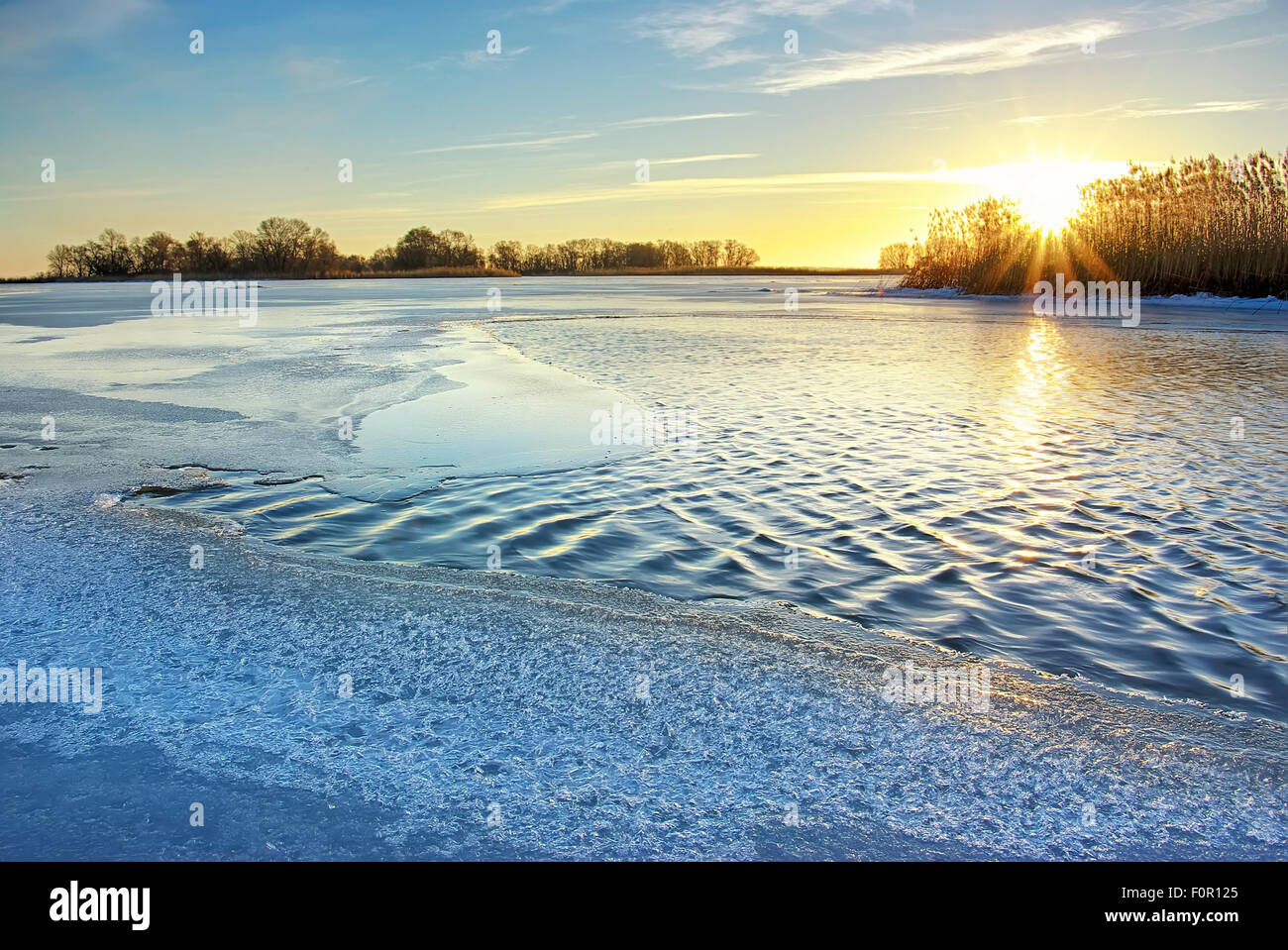 Inverno il ghiaccio. Ghiaccio in fusione sul fiume. Composizione della natura Foto Stock