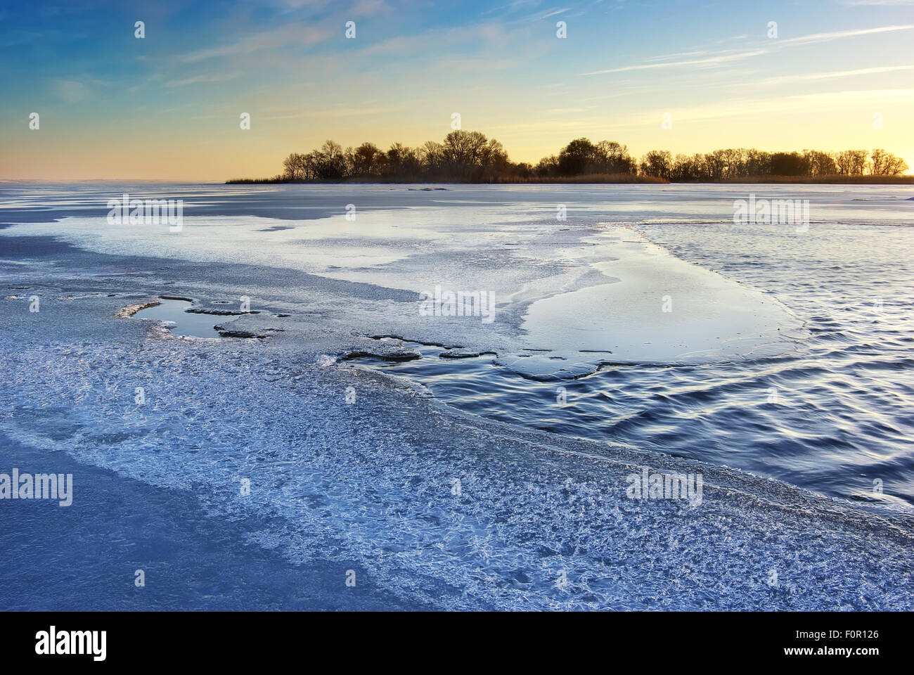 Inverno il ghiaccio. Ghiaccio in fusione sul fiume. Composizione della natura Foto Stock