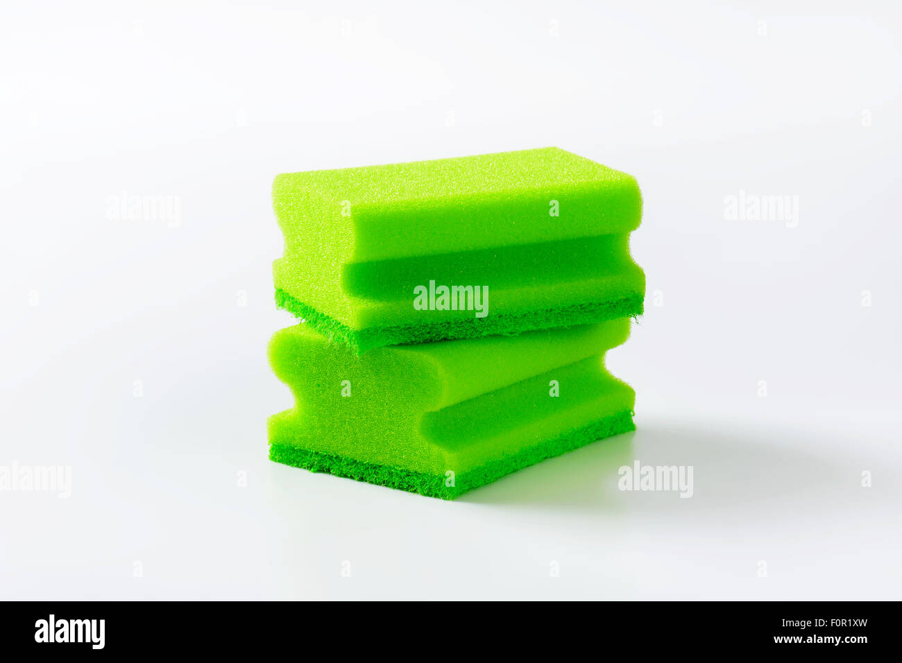 Due verde spugne cucina con spugnette abrasive Foto stock - Alamy