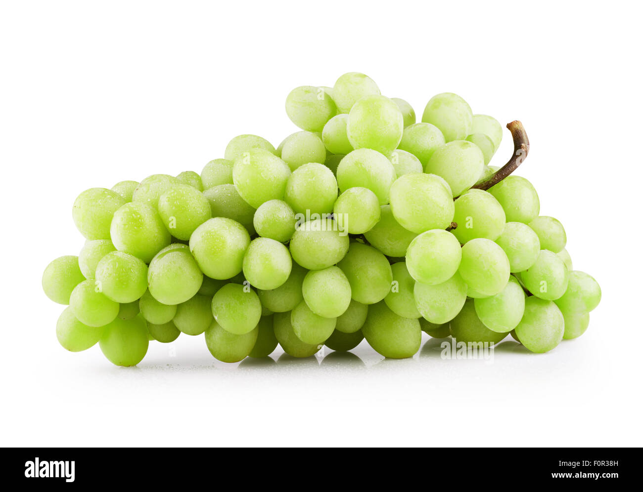 Verde grappolo di uva isolati su sfondo bianco. Tracciato di ritaglio Foto Stock