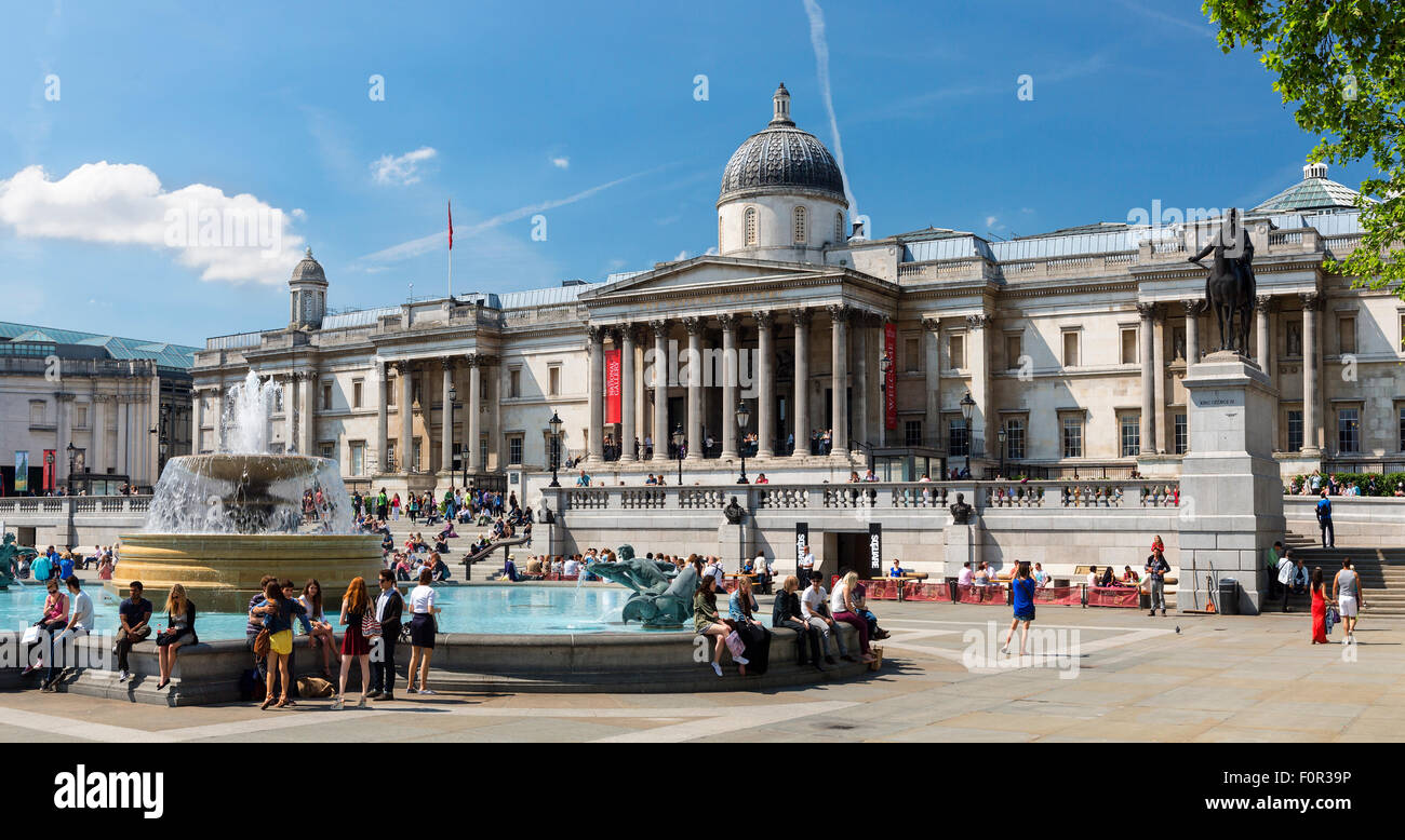 Londra, National Gallery e fontane in Trafalgar Square Foto Stock