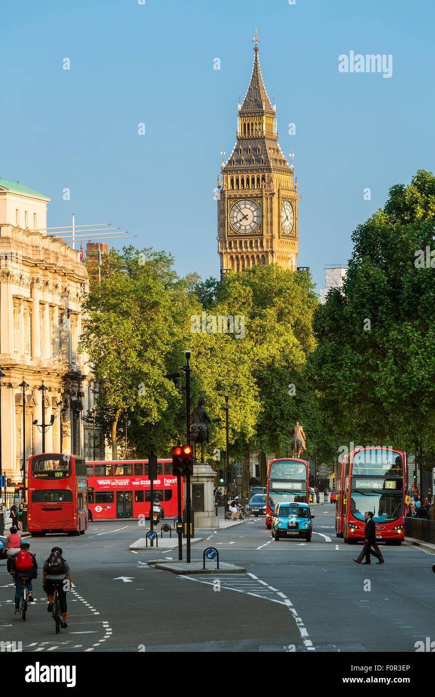 Londra, il Big Ben e Whitehall da Trafalgar Square Foto Stock