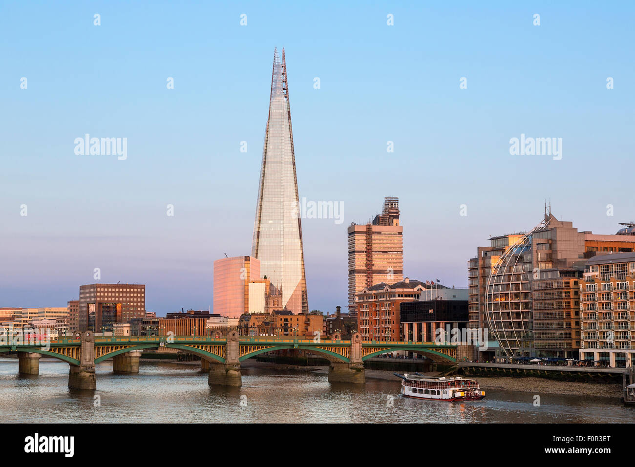 Londra, Shard London Bridge al tramonto Foto Stock