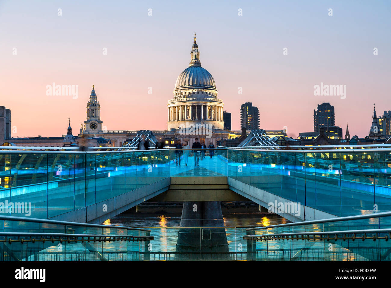 London, London Millennium Footbridge e Cattedrale di San Paolo di notte Foto Stock