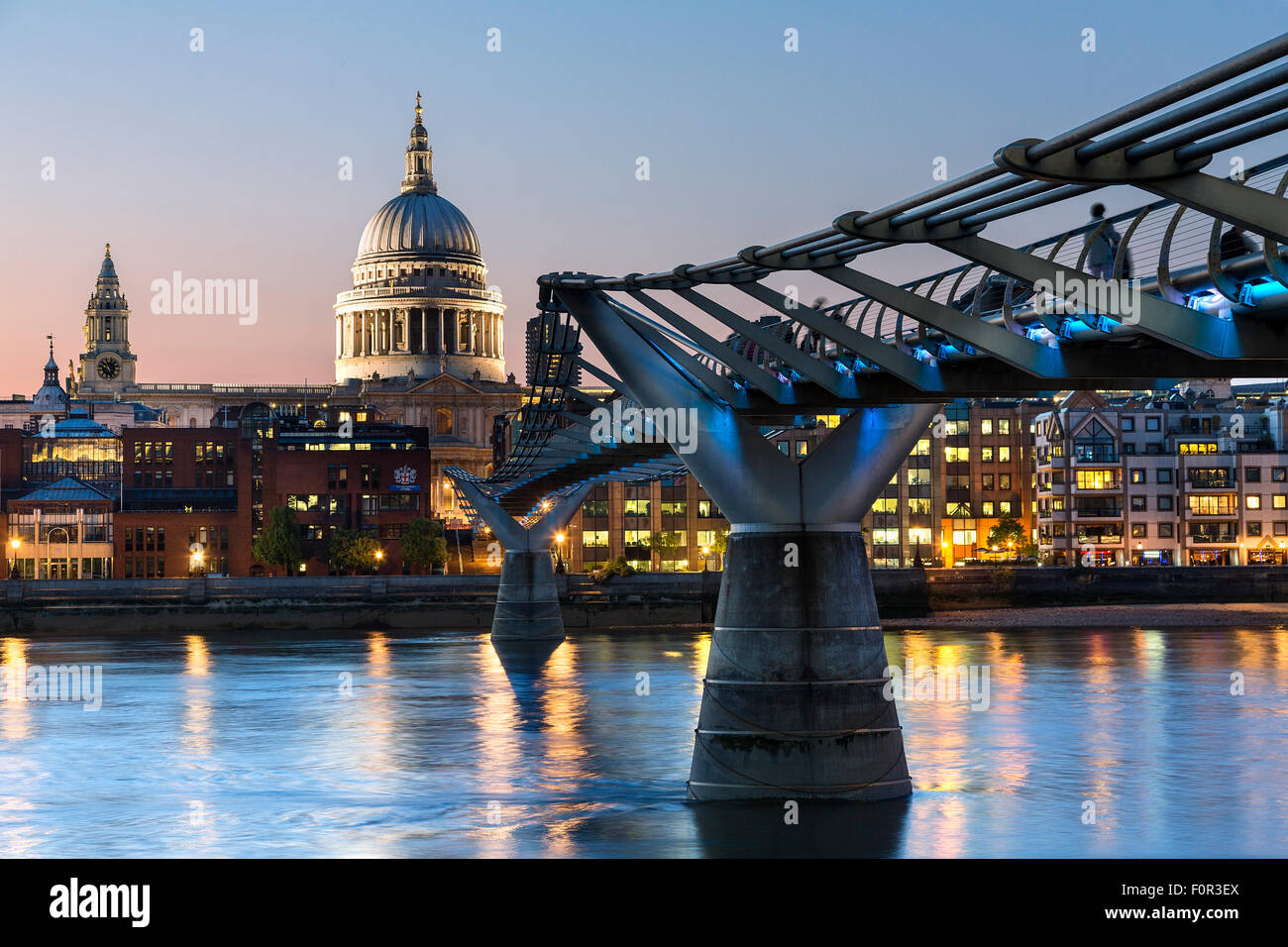 London, London Millennium Footbridge e Cattedrale di San Paolo di notte Foto Stock