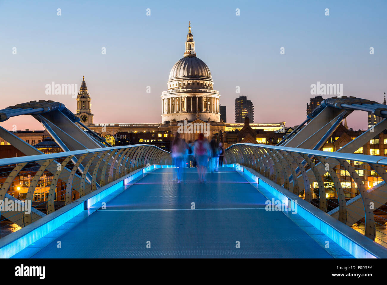 London, London Millennium Footbridge e Cattedrale di San Paolo di notte Foto Stock