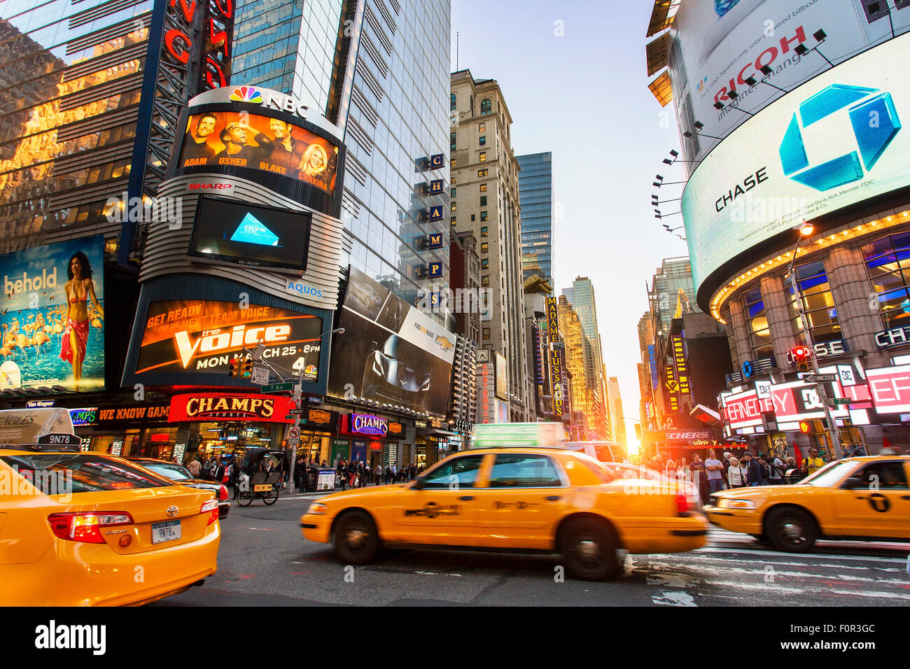 La città di New York Times Square di notte Foto Stock