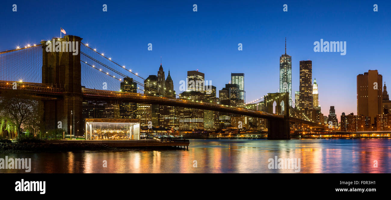 La città di New York, Brooklyn Bridge di notte Foto Stock