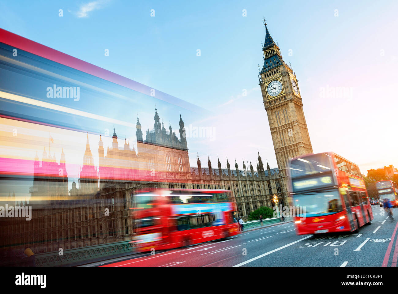 Londra, il traffico sul Westminster Bridge Foto Stock