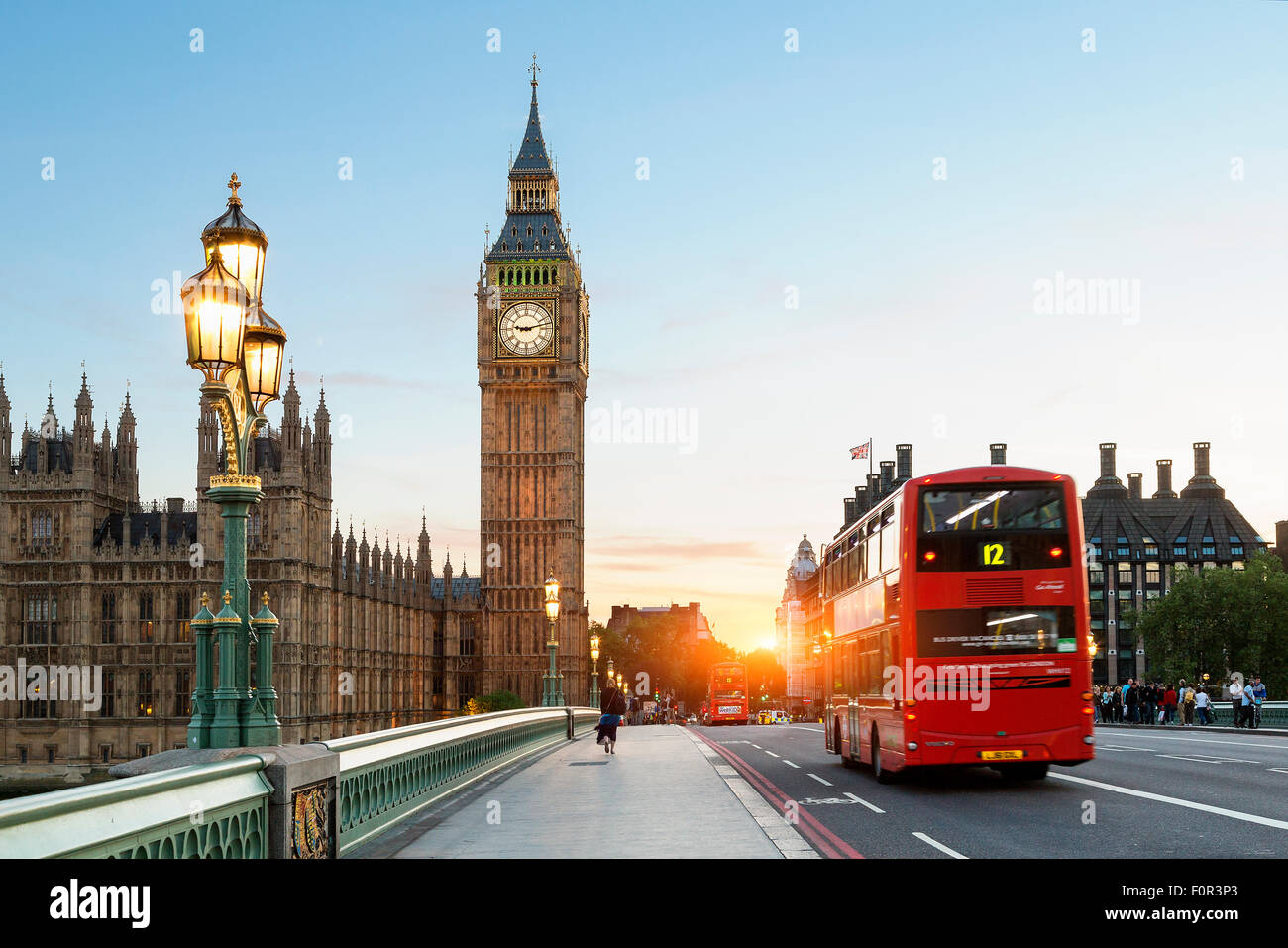 Londra, il traffico sul Westminster Bridge Foto Stock