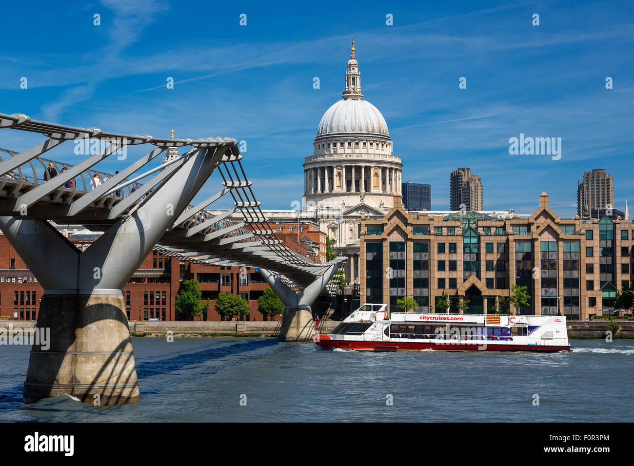 Londra, il Millennium Footbridge e Cattedrale di San Paolo Foto Stock