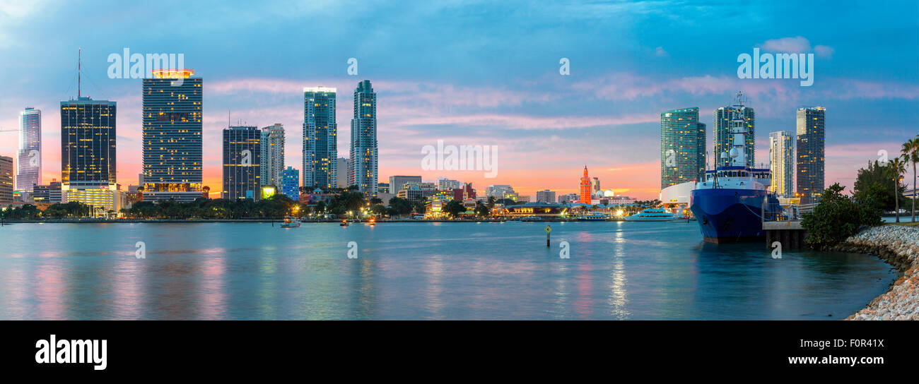 Florida, lo skyline di Miami al crepuscolo Foto Stock