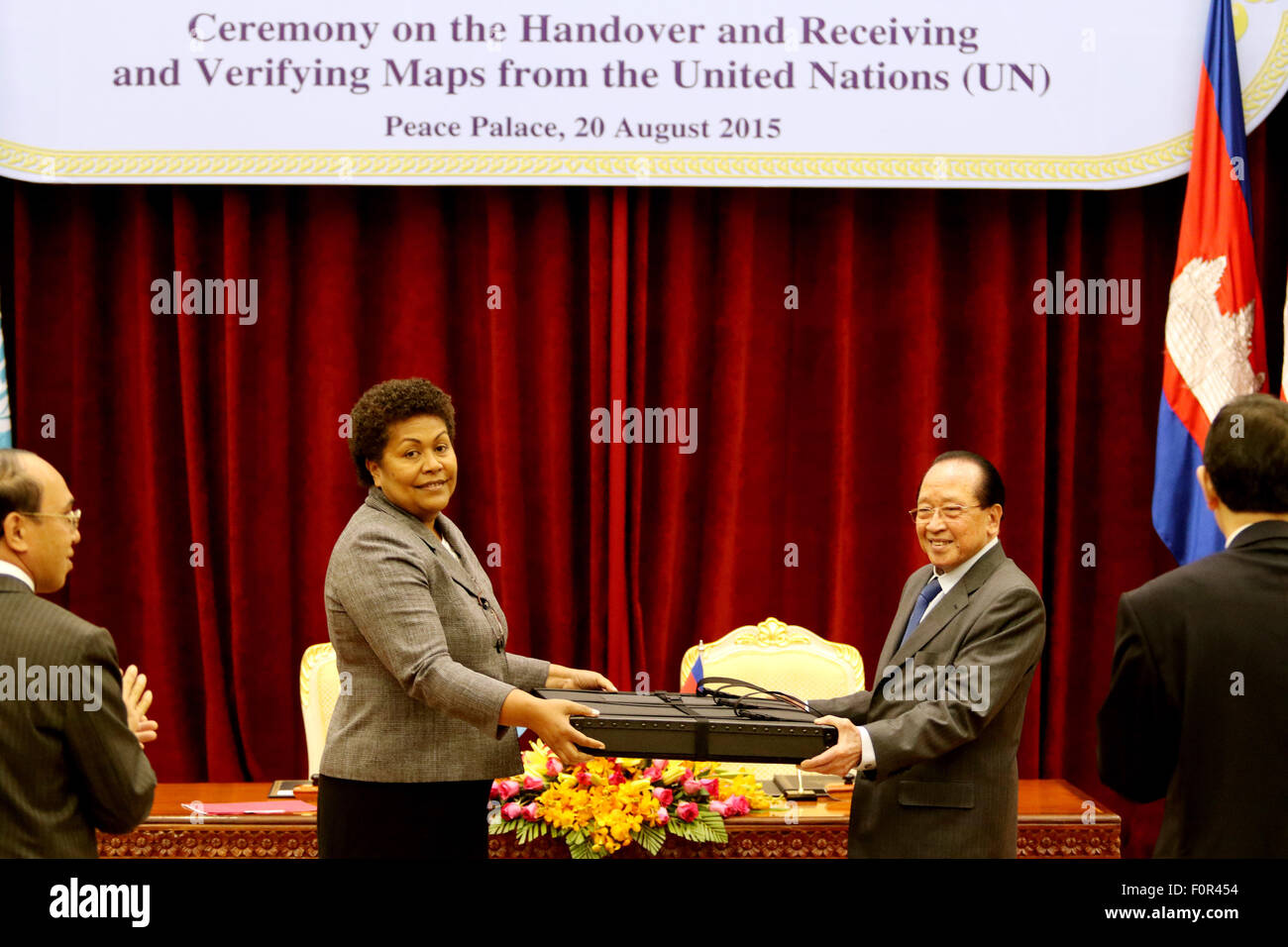 Phnom Penh Cambogia. 20 agosto 2015. Mereani Keleti Vakasisikakala (L), il presidente ad interim delle Nazioni Unite Dag Hammarskjold Library, con le mani su una mappa a cambogiano di vice primo ministro e ministro degli Affari esteri Hor Namhong (R) in Phnom Penh Cambogia, 20 Agosto, 2015. L'ONU ha distribuito un originale Mappa di Cambogia il giovedì dopo il primo ministro Hun Sen ha richiesto lo scorso mese per verificare l'autenticità della mappa il suo governo sta usando per demarcare la linea di confine con il Vietnam. © Sovannara/Xinhua/Alamy Live News Foto Stock