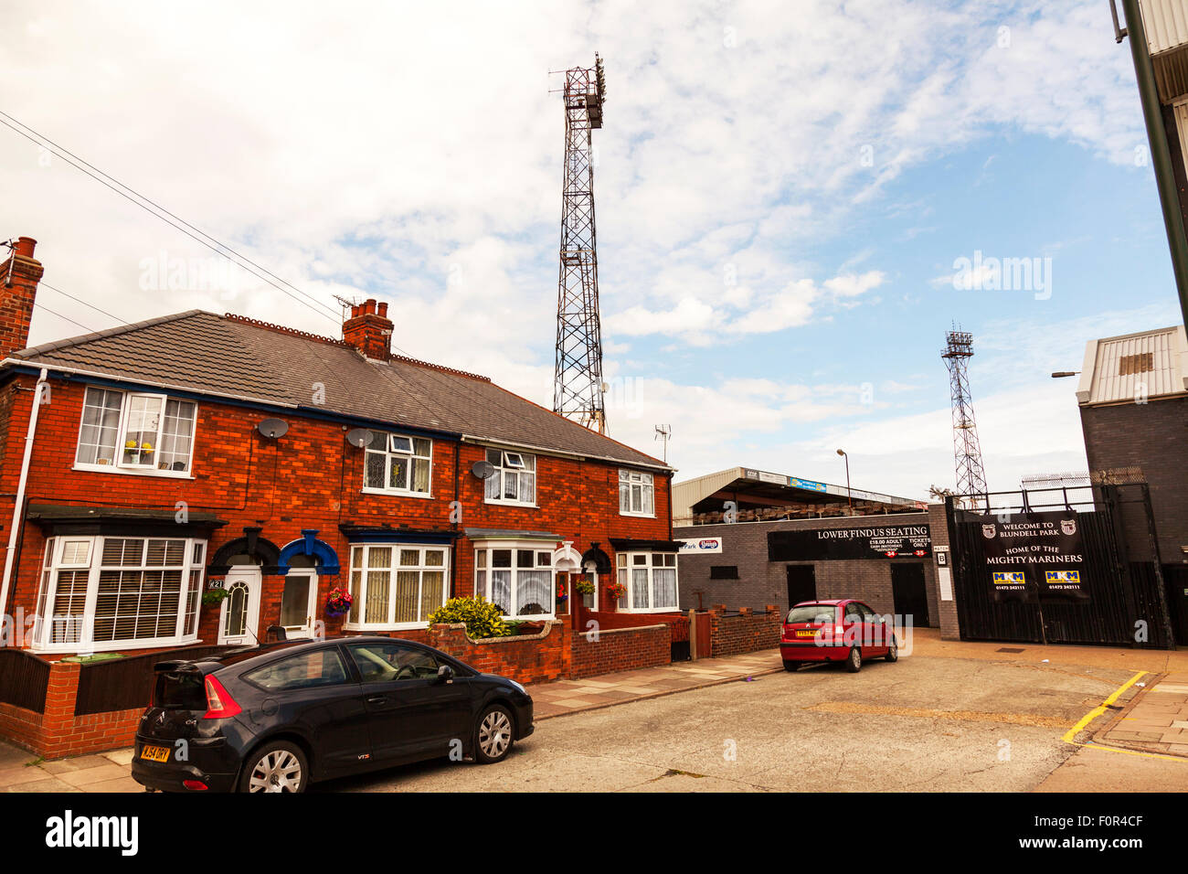 Case accanto a Blundell Park home di Grimsby Town FC football Stadium ingresso anteriore esterno Esterno facciata Foto Stock