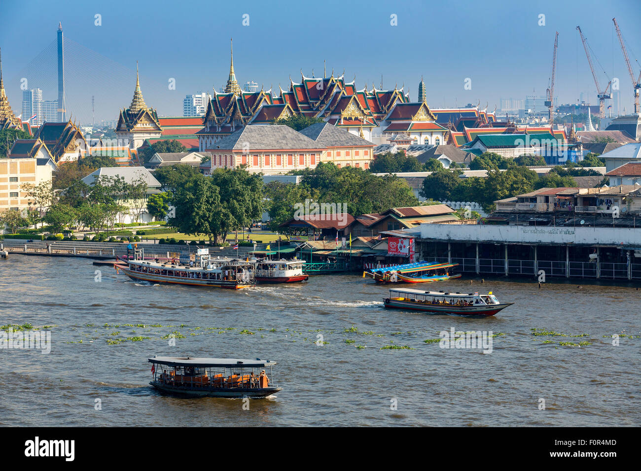 Thailande, Bangkok, il traffico sul Fiume Chao Phraya Foto Stock