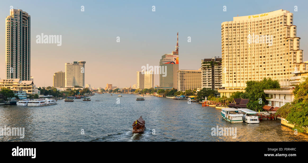 Thailandia, Bangkok, il traffico sul Fiume Chao Phraya Foto Stock